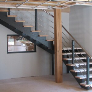 Escalier en chêne 1/4 tournant sur double crémaillère laqué noire, garde corps bois et inox Escalier en chêne 1/4 tournant sur double crémaillère laqué noire, garde corps bois et main courante et lisses horizontales en inox .