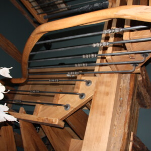 Escaliers 1/2 tournant en chêne sur 2 niveaux avec garde corps bois et tiges en fonte Réalisation de 2 escaliers desservant 2 niveaux 1/2 tournant en chêne sur double crémaillère avec garde corps tiges en fontes. finition vernis incolor.