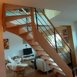 Escalier en hêtre garde corps métal noir