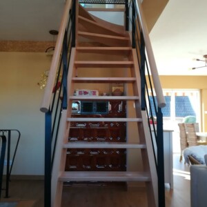 Escalier en hêtre av garde coprs métal noir, main courante cylindrique