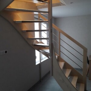 Escalier colimaçon carré en hêtre sans contremarches Escalier colimaçon carré en hêtre sans contremarches