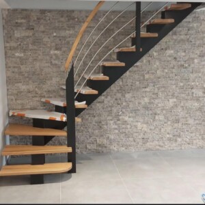 Escalier en hêtre 1/4 tournant bas sur limon central laqué noir Escalier en hêtre 1/4 tournant bas sur limon central laqué noir. Garde corps avec main coiurante cylindrique vernis, poteaux laqué noir er 3 lisses inox cintrées horizontales.