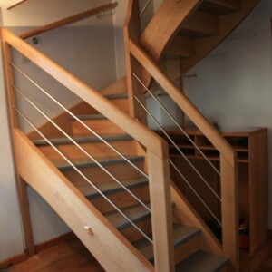 Escalier avec contremarches et marches teintées;